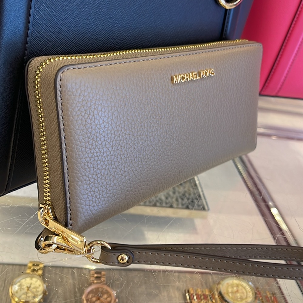MICHAEL KORS
Leather Continental Wristlet Phone Case Wallet 
Dusk
NWT - Picture 16 of 16
